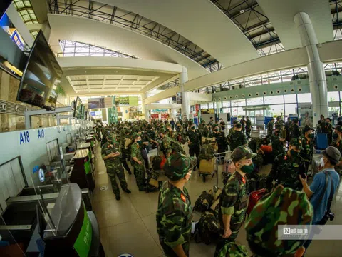 Gần 300 y, bác sĩ quân y vào TP. HCM chống dịch Covid-19