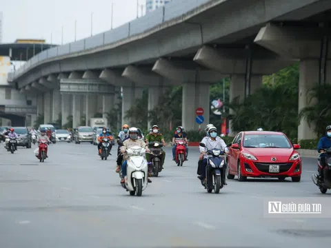 Nhiều tuyến phố Hà Nội đông đúc trở lại