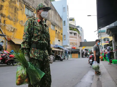 Xúc động hình ảnh anh bộ đội đi chợ giúp dân ở TP HCM
