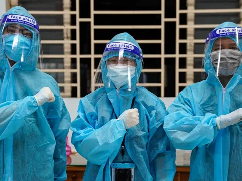 Lính quân y tại TP.HCM: Ngày tiêm chủng, đêm thăm khám F0