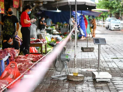 Chợ Ngã Tư Sở vắng vẻ khi được nhận định có thể là nguồn lây nhiễm