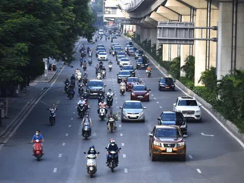 Đường phố Hà Nội đông đúc phương tiện sáng 30/8