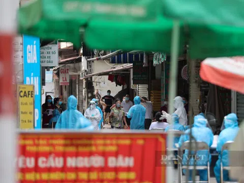 Rà từng ngõ, gõ từng nhà mang thực phẩm cho người dân trong khu phong tỏa ở ổ dịch quận Thanh Xuân