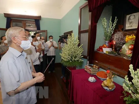 Tổng Bí thư Nguyễn Phú Trọng dâng hương tưởng niệm Chủ tịch Hồ Chí Minh