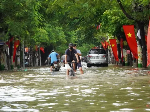 Người dân lội nước bì bõm sau mưa lớn ở Hải Phòng