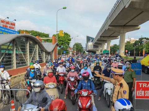 Ùn ứ giao thông ngày đầu Hà Nội kiểm soát vùng đỏ