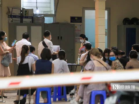 Hà Nội: Người dân xếp hàng đến tối muộn xin cấp giấy đi đường