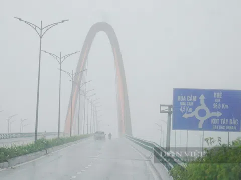 Mưa trắng trời, đường phố Đà Nẵng biến thành... sông