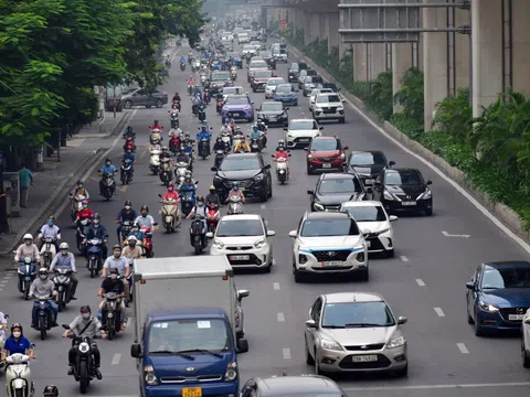 Sáng đầu tuần, đường Hà Nội lại đông đúc xe cộ