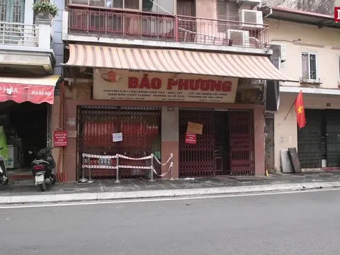 Tiệm bánh trung thu đóng cửa sau khi có quá đông khách xếp hàng