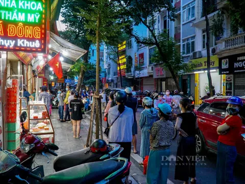 Hà Nội: Giao thông ùn ứ do người dân xếp hàng dài mua bánh trung thu