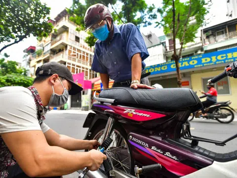 Hàng rửa ôtô, sửa xe máy đông khách khi Hà Nội nới giãn cách