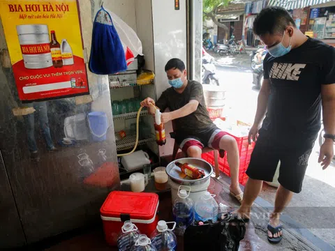 "Phố bia hơi" nhộn nhịp cảnh người mua mang về sau khi Hà Nội nới lỏng giãn cách