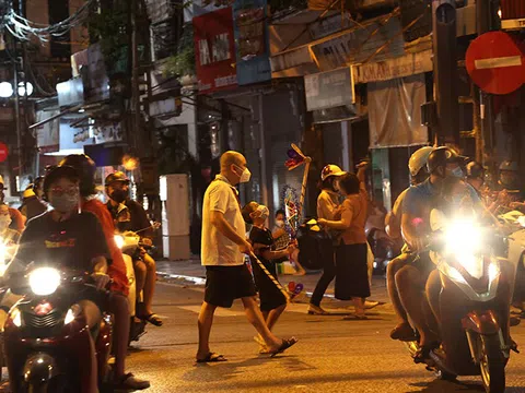 Phố Hàng Mã bất ngờ tấp nập trong đêm trước Trung thu