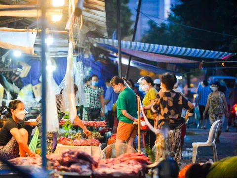 Chợ dân sinh ở Hà Nội đông đúc ngày đầu nới lỏng giãn cách