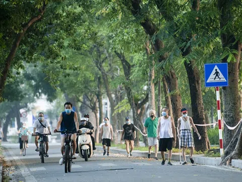 Người dân Hà Nội đạp xe tập thể dục như đoàn đua xe quanh Hồ Gươm