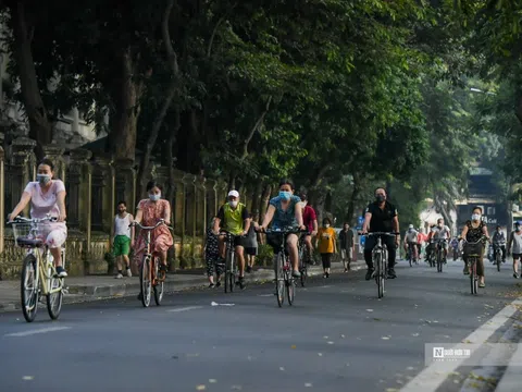 Hà Nội: Người dân ùn ùn ra đường tập thể dục