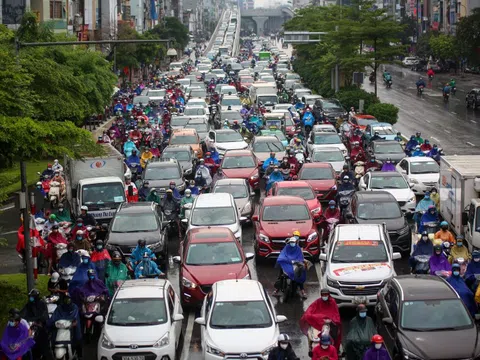 Đường phố Hà Nội ùn tắc kéo dài sau cơn mưa