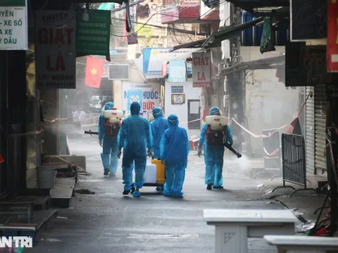 Hà Nội phun khử khuẩn ổ dịch Thanh Xuân Trung để đón 800 người trở về