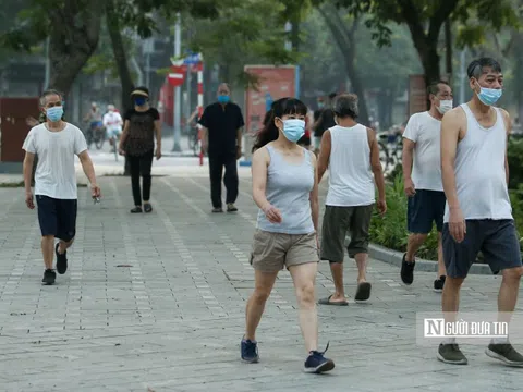 Người dân phấn khởi tập thể dục tại hồ Gươm