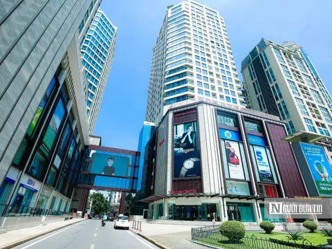 Người dân xếp hàng chờ TTTM mở cửa trở lại