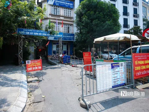 Hà Nội nới lỏng, người dân vẫn phải chui qua chốt để ra ngoài