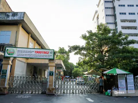 Lấy mẫu xét nghiệm cho người dân gần Bệnh viện Việt Đức