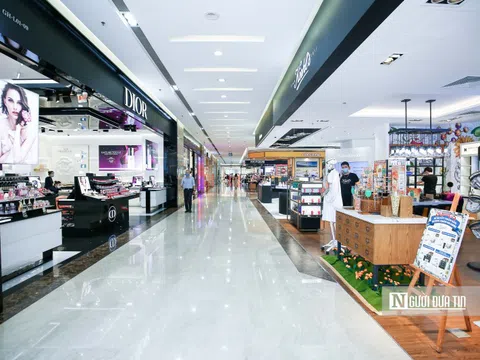 Phố mua sắm ở Hà Nội vắng khách khi mở cửa trở lại