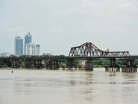 Ảnh: Cầu Long Biên “thay áo mới”
