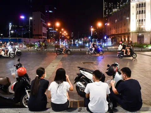 Trung tâm TP.HCM nhộn nhịp tối 1/10