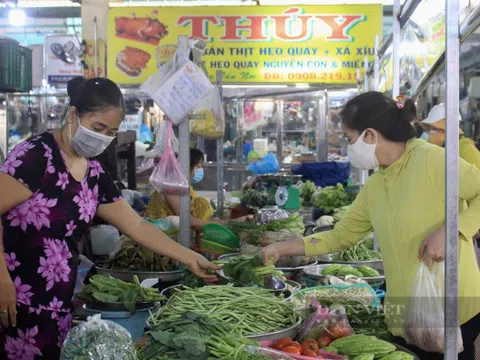 Chợ truyền thống mở lại, người dân TP.HCM tự tay mua rau, thịt cá sau 4 tháng giãn cách