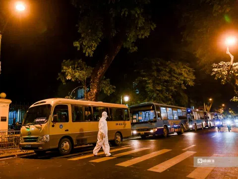 Xuyên đêm chuyển bệnh nhân cùng người nhà ra khỏi BV Việt Đức