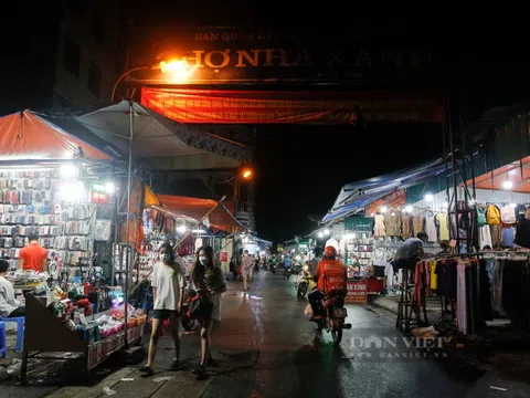 "Thiên đường mua sắm" của sinh viên Hà Nội mở cửa, tiểu thương ngồi cả đêm không có khách mua hàng