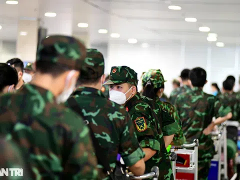 Chiến sĩ quân y quyến luyến, chào tạm biệt người yêu và bạn bè để rời TPHCM