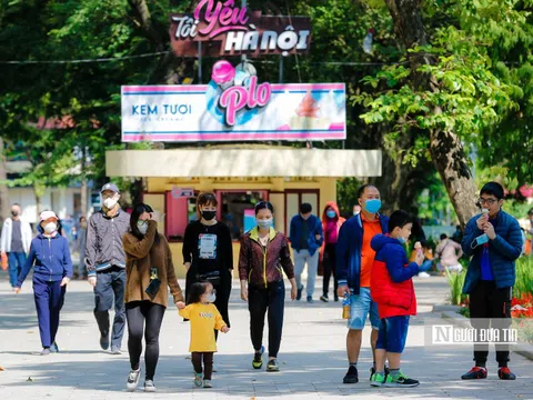 Người dân đổ về hồ Gươm vui chơi cuối tuần