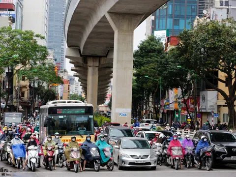 Gió thổi mạnh khiến người dân Thủ đô chao đảo trên đường phố