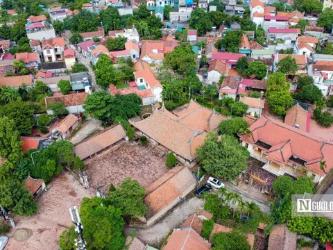 Giếng cổ lâu năm tại Làng cổ Đường Lâm sau khi bị "vẽ bậy"