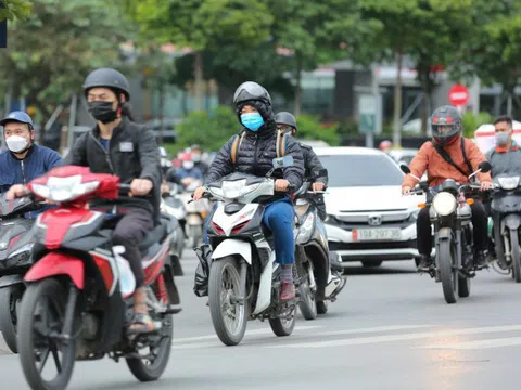 Không khí lạnh bao trùm, người dân phải mặc thêm áo mưa chống rét dù trời tạnh ráo