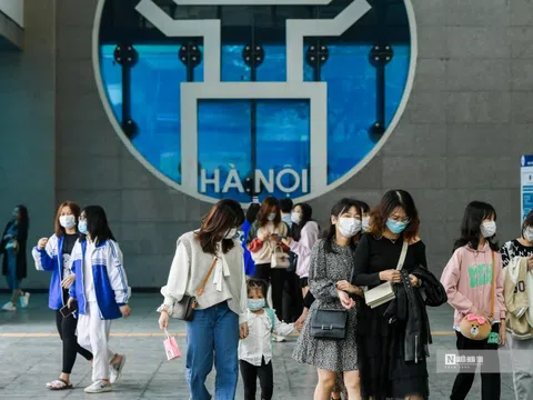 Hành khách nườm nượp lên tàu Cát Linh – Hà Đông ngày đầu thu phí