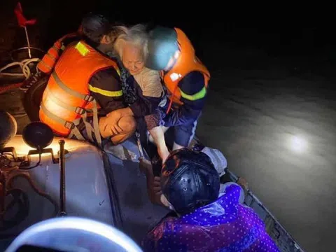 Lũ ở Phú Yên lên mốc lịch sử, dân trắng đêm tìm đường thoát