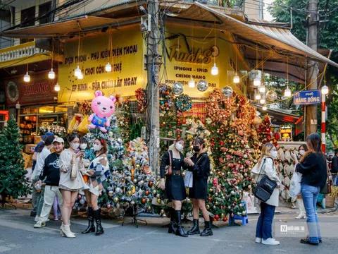 Thiếu nữ Hà Thành xuống phố đón Noel sớm