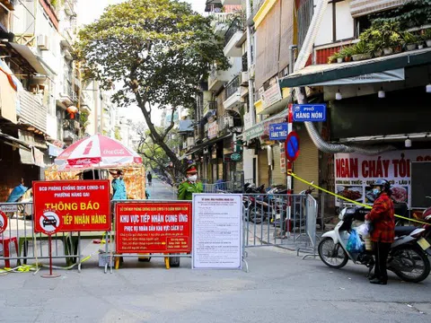 Cận cảnh phong toả một phố cổ Hà Nội, đưa F0 đi điều trị