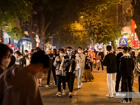 Dòng người đông đúc đi chơi trong mùa Giáng sinh đặc biệt