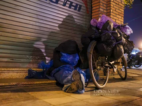 Hà Nội: Người vô gia cư co ro đốt lửa, mặc áo mưa ngủ vỉa hè trong đêm rét