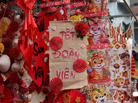 Phố Hàng Mã 'khoác chiếc áo' rực rỡ sắc màu của mùa Xuân