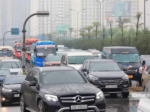Người dân vượt mưa rét trở lại Thủ đô trong ngày cuối nghỉ Tết