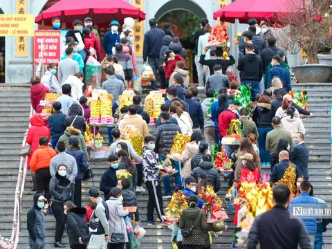 Du khách tấp nập đổ về đền Bà Chúa Kho xin lộc