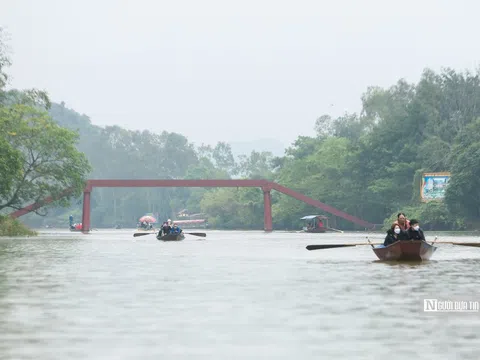 Dòng người đổ về chùa Hương vãn cảnh đầu năm