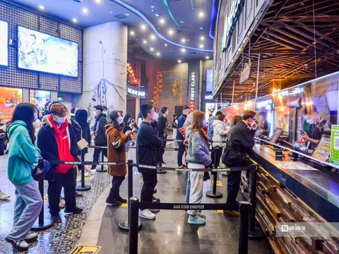 Rạp phim mở cửa trở lại: Sảnh chờ đông như hội, khách xem luôn 2 phim cho "đã"