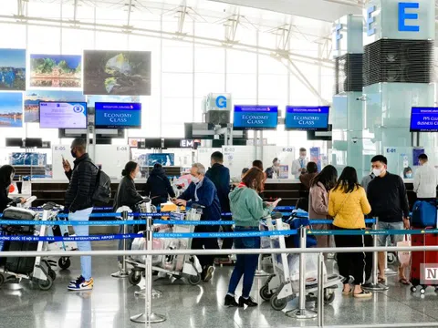 Sân bay Nội Bài tấp nập ngày mở toàn bộ đường bay